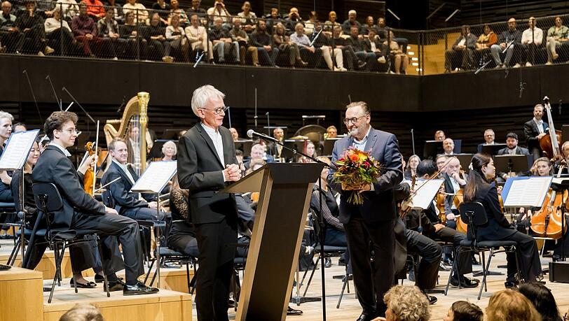 Anton Biebl (rechts) verabschiedet den langjährigen Philharmoniker-Intendanten Paul Müller in den Ruhestand. Müller kam 2007 von den Bamberger Symphonikern nach München und begleitete den erstaunlichen Aufbruch des früher etwas konservativen Orchester in die Zukunft. Anton Biebl (rechts) verabschiedet den langjährigen Philharmoniker-Intendanten Paul Müller in den Ruhestand. Müller kam 2007 von den Bamberger Symphonikern nach München und begleitete den erstaunlichen Aufbruch des früher etwas konservativen Orchester in die Zukunft.