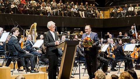 Anton Biebl (rechts) verabschiedet den langjährigen Philharmoniker-Intendanten Paul Müller in den Ruhestand. Müller kam 2007 von den Bamberger Symphonikern nach München und begleitete den erstaunlichen Aufbruch des früher etwas konservativen Orchester in die Zukunft.