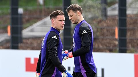 Marc-André ter Stegen (l) ist derzeit verletzt, Manuel Neuer zeigt beim FC Bayern unverändert starke Leistungen. (Archivbild)