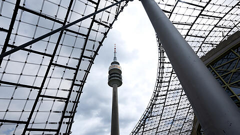 Der Blick auf den Olympiaturm in M&uuml;nchen. Auch er wird derzeit saniert.