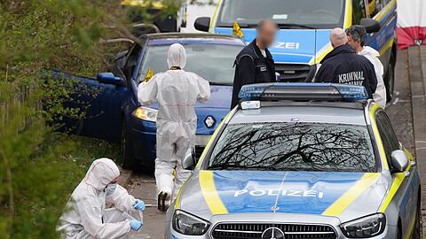 Auch eine Polizistin wurde verletzt, als sie zwischen zwei Autos eingeklemmt wurde