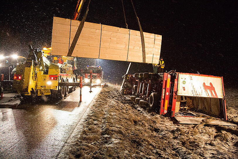 Ein mit Schnittholz beladener Lkw aus Slowenien ist am Montagabend gegen 18.30 Uhr von der Fahrbahn abgekommen und in ein Feld gekippt. Der Fahrer wurde leicht verletzt. Die Bilder