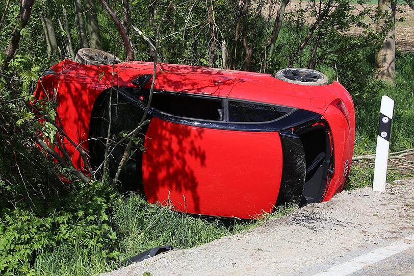 Bei einem Verkehrsunfall landete ein Auto im Graben.