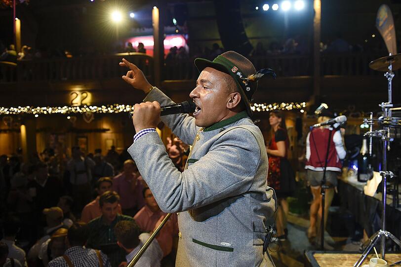 Lou Bega heizt dem Weinzelt mächtig ein