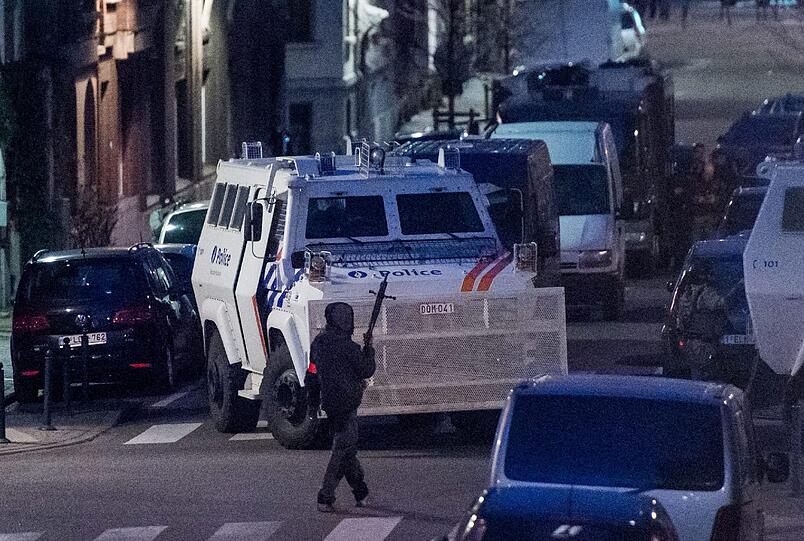 Auf der Spur der Terrorzelle: Sicherheitskräfte haben die ganze Nacht über in der Brüsseler Gemeinde Schaerbeek Häuser durchsucht.