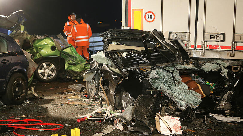 Im Nebel sind auf der A7 im Allgäu mehrere Autos ineinander gerast. Sechs Menschen starben. Die Bilder von der Unfallstelle.
