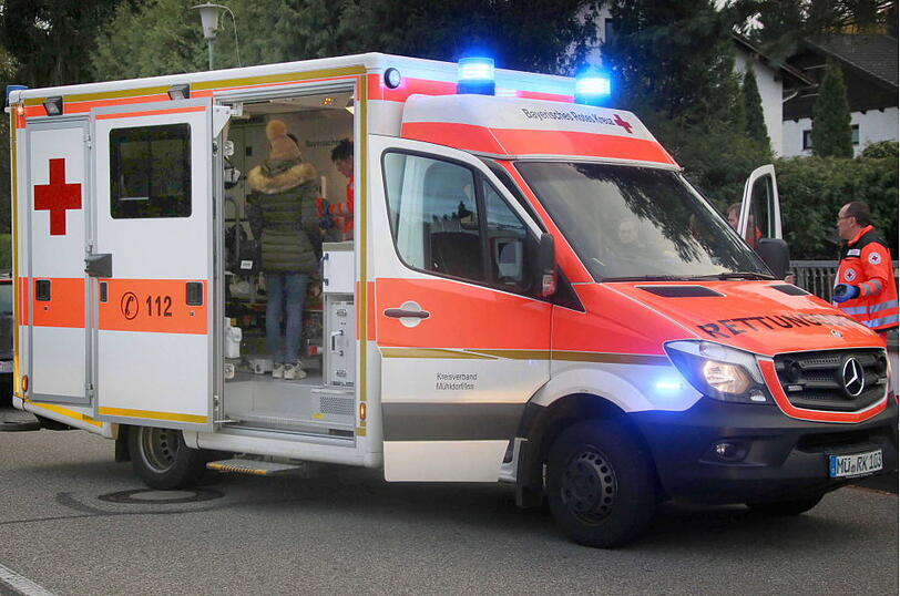 Der Anhänger ist zerstört, alle drei Unfallbeteiligten kamen ins Krankenhaus.