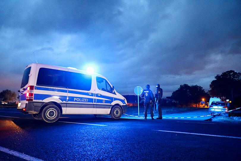 Polizisten stehen an einer Straßensperre bei Wiedersdorf/Landsberg. Neben den Schüssen in Halle hat es auch Schüsse im rund 15 Kilometer entfernten Landsberg (Saalekreis) gegeben.