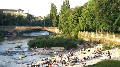 Das Baden in der Isar ist nicht ungefährlich, und in vielen Bereichen deshalb verboten.