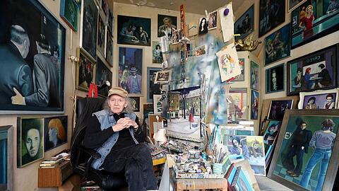 Kreatives Chaos &ndash; der Schwabinger Maler Brosi Ambros in seinem Atelier im &bdquo;Schwabinger Kunstkabinett&ldquo; in der Römerstraße.