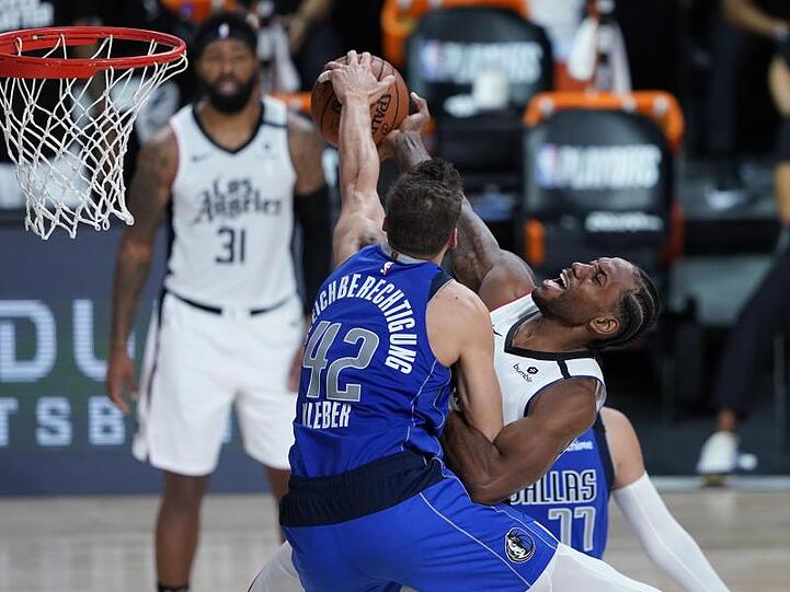 Maxi Kleber (l) von den Dallas Mavericks in Aktion gegen Kawhi Leonard von den Los Angeles Clippers.