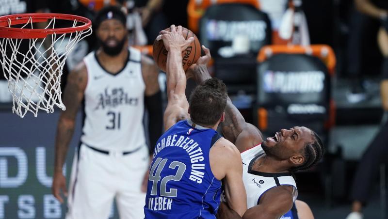 Maxi Kleber (l) von den Dallas Mavericks in Aktion gegen Kawhi Leonard von den Los Angeles Clippers. Maxi Kleber (l) von den Dallas Mavericks in Aktion gegen Kawhi Leonard von den Los Angeles Clippers.