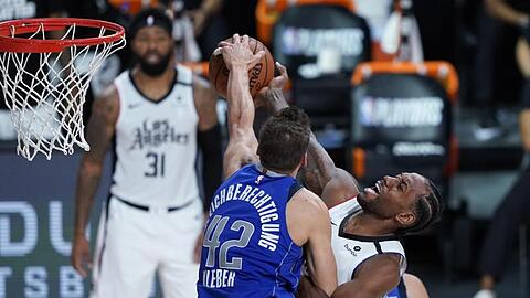 Maxi Kleber (l) von den Dallas Mavericks in Aktion gegen Kawhi Leonard von den Los Angeles Clippers.
