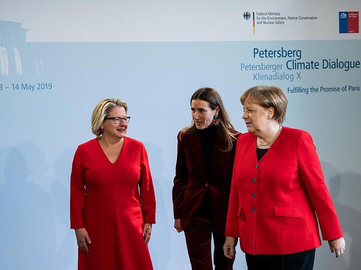 Bundeskanzlerin Merkel und Bundesumweltministerin Schulze sind beim 10. Petersberger Klimadialog mit Chiles Umweltministerin Carolina Schmidt ins Gespräch vertieft.