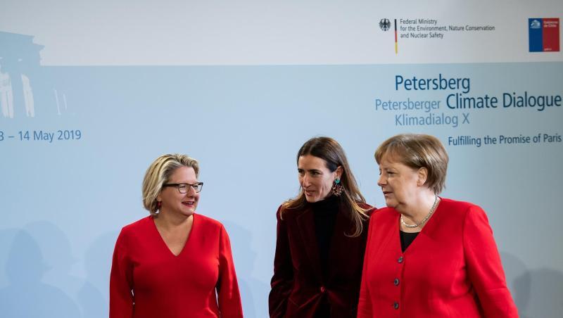 Bundeskanzlerin Merkel und Bundesumweltministerin Schulze sind beim 10. Petersberger Klimadialog mit Chiles Umweltministerin Carolina Schmidt ins Gespräch vertieft. Bundeskanzlerin Merkel und Bundesumweltministerin Schulze sind beim 10. Petersberger Klimadialog mit Chiles Umweltministerin Carolina Schmidt ins Gespräch vertieft.