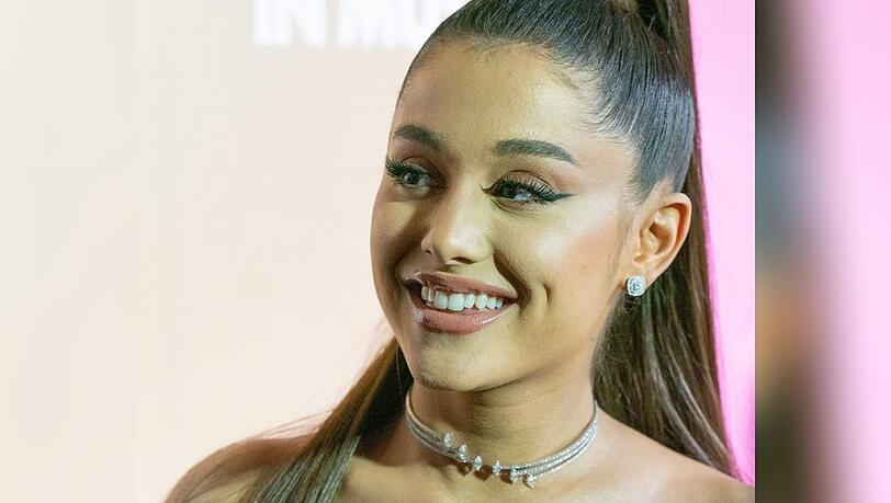 Ariana Grande ist seit zwei Jahren mit dem Immobilienmakler Dalton Gomez verheiratet. Das Paar hält sein Privatleben aus der Öffentlichkeit weitgehend raus.