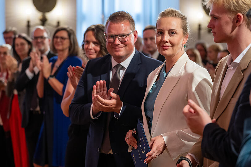 Julia Nawalnaja (2. v. r.) mit SPD-Fraktionschef Holger Grie&szlig;hammer (M.), im Hintergrund Landtagspr&auml;sidentin Ilse Aigner (CSU, 5. v. r.).