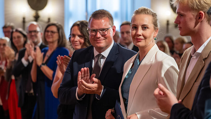 Julia Nawalnaja (2. v. r.) mit SPD-Fraktionschef Holger Grie&szlig;hammer (M.), im Hintergrund Landtagspr&auml;sidentin Ilse Aigner (CSU, 5. v. r.).