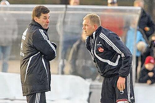 Baut gegen Stuttgart wieder auf Kapitän Andy Wolf: Trainer Dieter Hecking (l.).