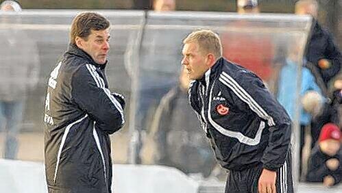 Baut gegen Stuttgart wieder auf Kapitän Andy Wolf: Trainer Dieter Hecking (l.). Baut gegen Stuttgart wieder auf Kapitän Andy Wolf: Trainer Dieter Hecking (l.).