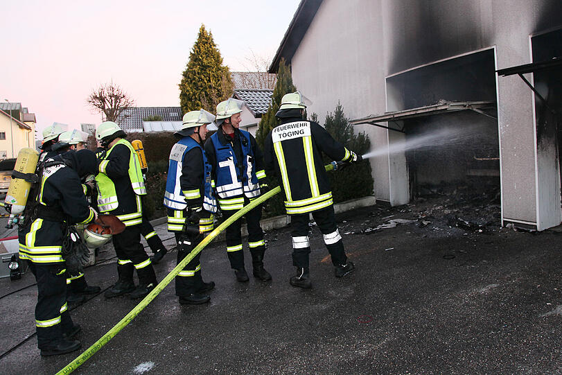 Was vom SLK übrig bleibt, ist ein Haufen verkokelter Schrott. Die Polizei geht davon aus, dass ein technischer Defekt den Garagenbrand in Töging im Landkreis Altötting verursacht hat.