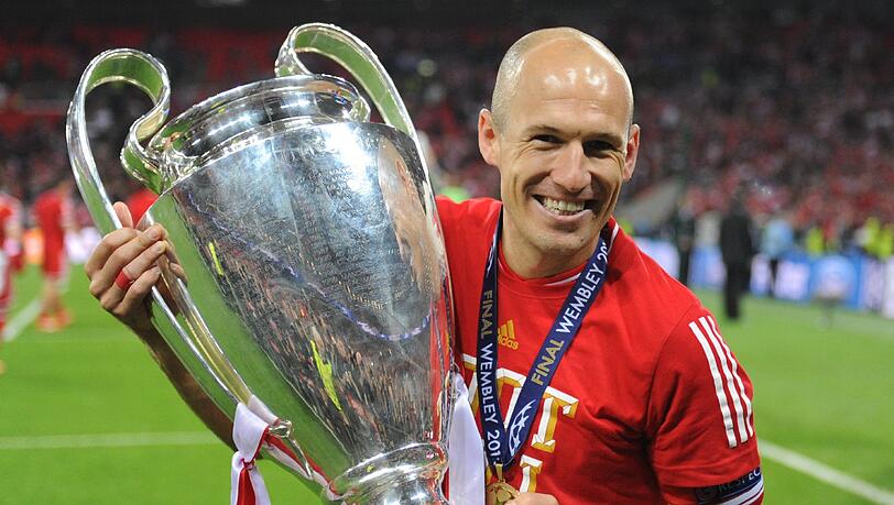 Endlich haben sie zusammengefunden: Wembley-Held Arjen Robben und der Pott. Endlich haben sie zusammengefunden: Wembley-Held Arjen Robben und der Pott.