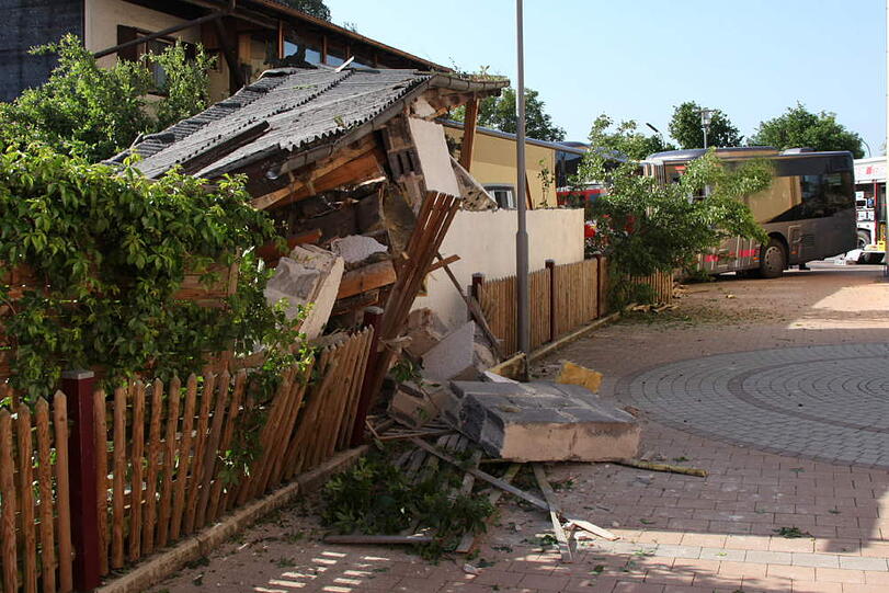 Ein Schulbus bricht durch einen Gartenzaun und verwüstet den Garten dahinter. Die irren Bilder.