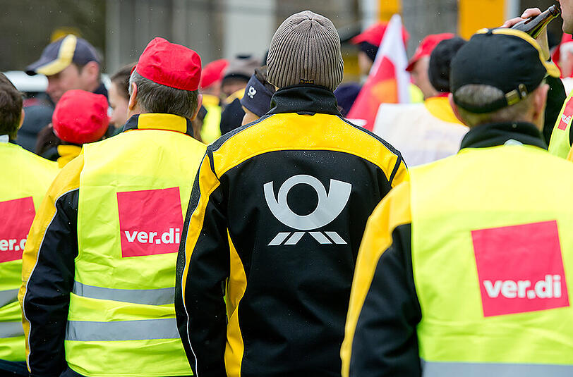 Ein Bild vom 02.04.15: Mitarbeiter der Deutschen Post bei einer Kundgebung in München. Auch München ist beim aktuellen Streik betroffen. (Archivbild)
