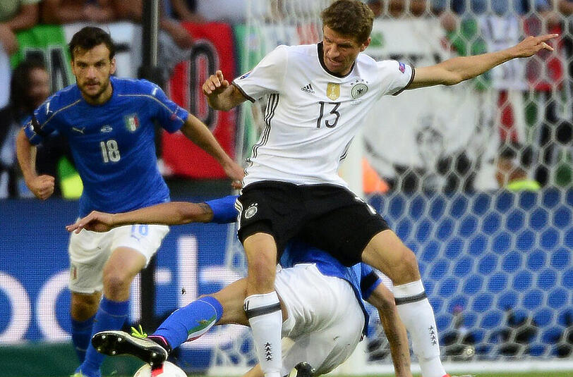 Thomas Müller: Note 4. Ackerte und rackerte, lief und grätschte. Unverdrossen, unermüdlich. Und hatte seinen Moment, traf den Ball jedoch nach einem Querschläger nicht richtig (42.). Pech mit seinem Linksschuss (54.), den Florenzi artistisch klärte. Pluspunkt: War in der Entstehung des 1:0 beteiligt als er auf Gomez ablegte. Wichtig als Motivator, legte sich mit Chiellini an. Und dann vom Elfmeter? Wollte Buffon ausgucken, klappte nicht.