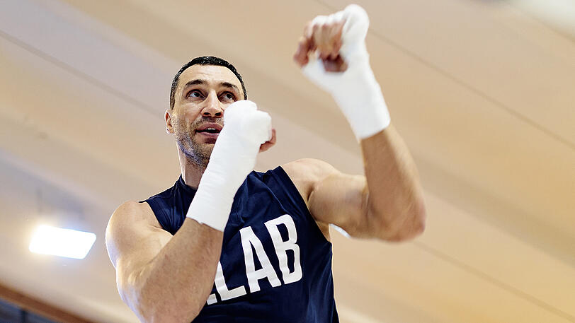 Beim Pressetraining in der Tennishalle seine Stamm-Hotels "Stanglwirt" gibt Wladimir Klitschko nur begrenzte Einblicke in seine Vorbereitung. Drei Runden Tatzenarbeit mit seinem amerikanischen Trainer Jonathon Banks, dazu eine Sparringsrunde mit dem 27-jährigen Ukrainer Viktor Vykhryst &ndash; einem von rund 15 Sparringspartnern, die ihm helfen sollen auf seinem Weg zurück auf den Schwergewichtsthron. Auffällig bei der 3-Minuten-Einheit ist, wie gut durchtrainiert Klitschko schon jetzt wirkt.