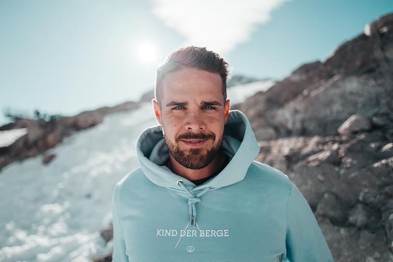 In der neuen Kollektion gibt&rsquo;s auch wieder warme Mützen und Hoodies für die zapfige Zeit. Ebenso in einer Neuauflage: Die Bavarian Couture Stirnbänder, in Bayern gestrickt.