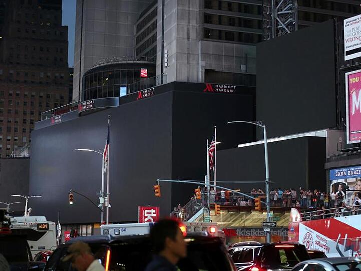 Der ansonsten immer hell flimmernde und leuchtende Times Square versank für mehrere Stunden in partieller Dunkelheit.