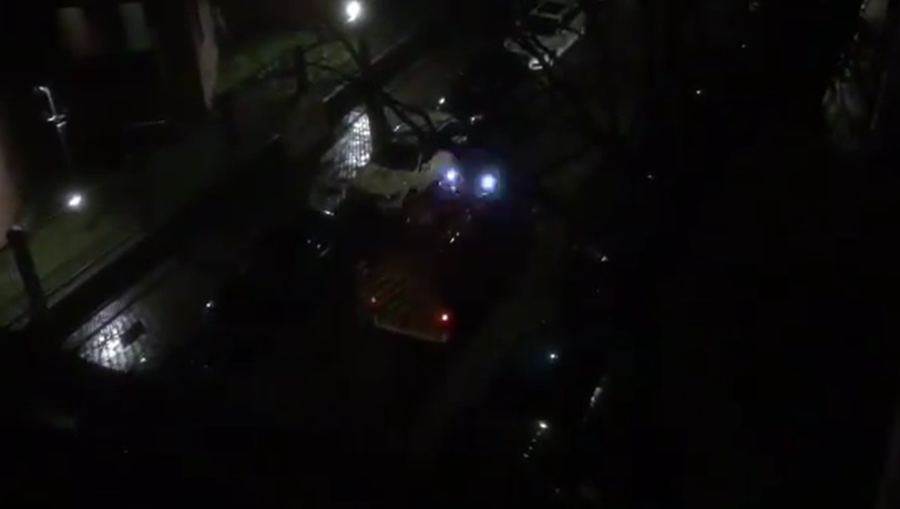 Der Abend des 20. März 2020 in München: Die Feuerwehr fährt mit einem Lautsprecher-Wagen durch die Stadt und weist auf die neuen Ausgangsbeschränkungen hin.