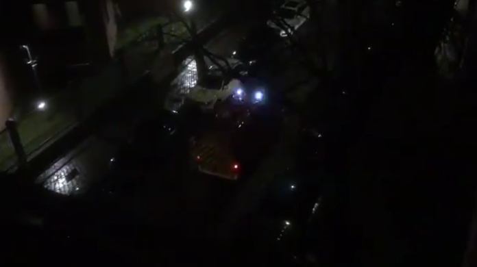 Der Abend des 20. März 2020 in München: Die Feuerwehr fährt mit einem Lautsprecher-Wagen durch die Stadt und weist auf die neuen Ausgangsbeschränkungen hin.