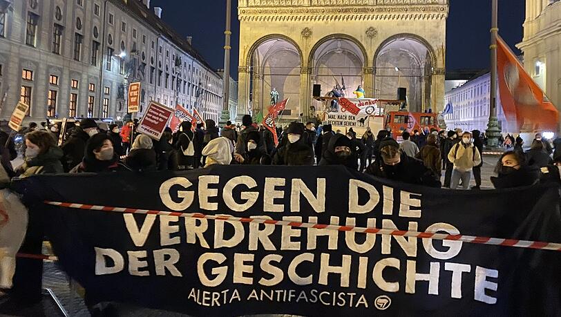 Rund 150 Demonstranten haben sich gestern am Abend vor der Feldherrnhalle versammelt - darunter linke Gruppen. Rund 150 Demonstranten haben sich gestern am Abend vor der Feldherrnhalle versammelt - darunter linke Gruppen.