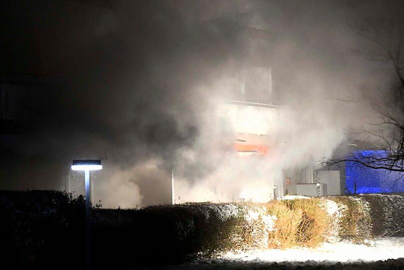 Um 2.39 Uhr alarmierte die Einsatzzentrale die Feuerwehr Planegg zu einer Rauchentwicklung in dem Mehrfamilienhaus.