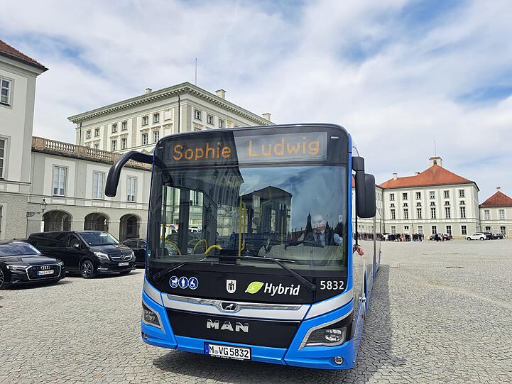 Die Gäste wurden mit dem MVG-Shuttle zum Schloss gebracht