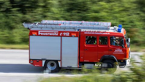 Ein Löschfahrzeug der Feuerwehr fährt zu einem Einsatz.