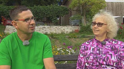 Bauer Thomas fragt seine Mutter um Rat.