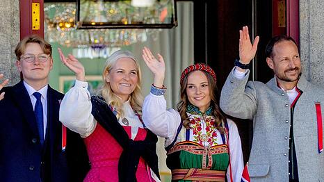 Mette-Marit (2.v.l.) und Haakon (r.) mit ihren Kindern, Prinz Sverre Magnus und Prinzessin Ingrid Alexandra.