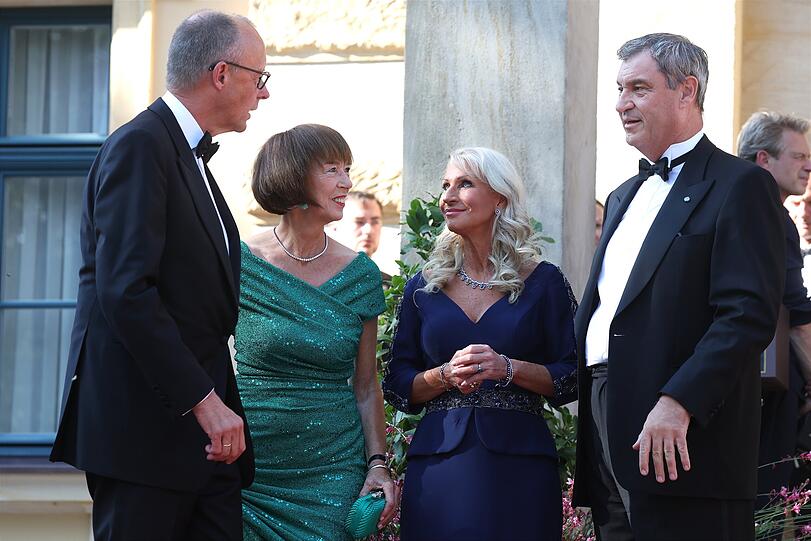 Bundeskanzler Friedrich Merz (l, CDU), seine Frau Charlotte Merz (2.v.l), Markus Söder (r, CSU), Ministerpräsident von Bayern, und seine Frau Karin Baumüller-Söder. Bundeskanzler Friedrich Merz (l, CDU), seine Frau Charlotte Merz (2.v.l), Markus Söder (r, CSU), Ministerpräsident von Bayern, und seine Frau Karin Baumüller-Söder.