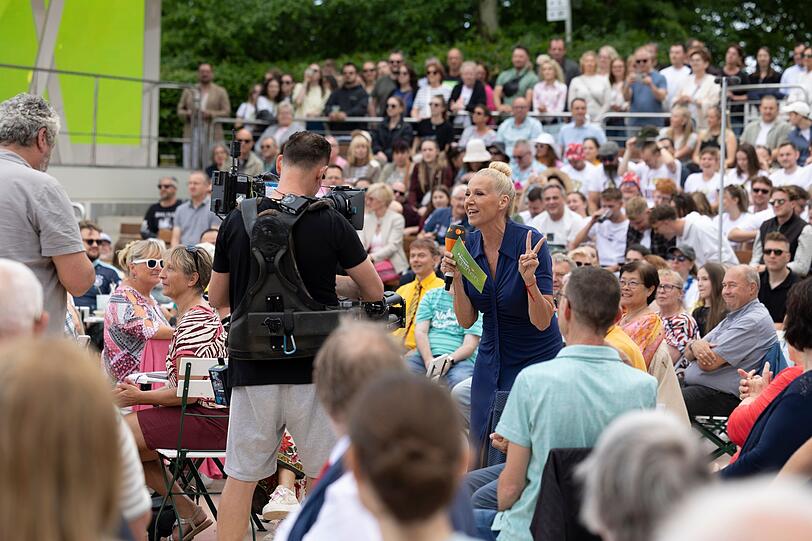 Der Film "Backstage - Fernsehgarten" zeigt unter anderem die Proben und die Stimmung im Live-Publikum. Der Film "Backstage - Fernsehgarten" zeigt unter anderem die Proben und die Stimmung im Live-Publikum.