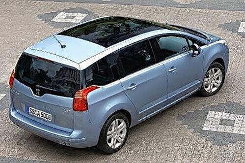 Typisch Peugeot &ndash; und mit viel Platz innendrin: Der neue Kompakt-Van 5008, hier mit dem riesigen Panorama-Dach.