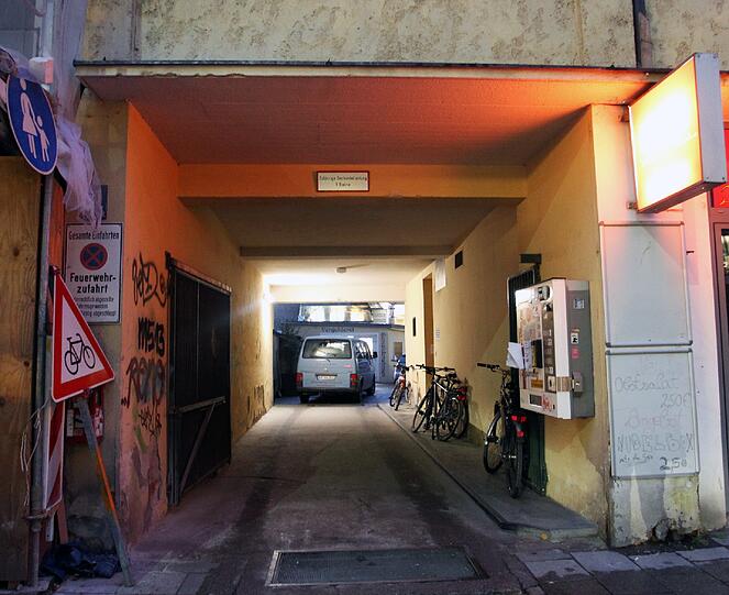 Das Nadelöhr beim An- und Abtransport: Hier müssen die Einzelteile durch, die später die Bühne schmücken.
