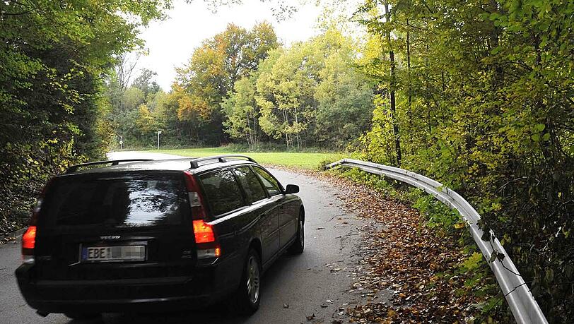 Ein auto fährt an der Unfallstelle vorbei: An dieser Leitplanke in Grafing hat sich der tödliche Crash ereignet. Ein auto fährt an der Unfallstelle vorbei: An dieser Leitplanke in Grafing hat sich der tödliche Crash ereignet.