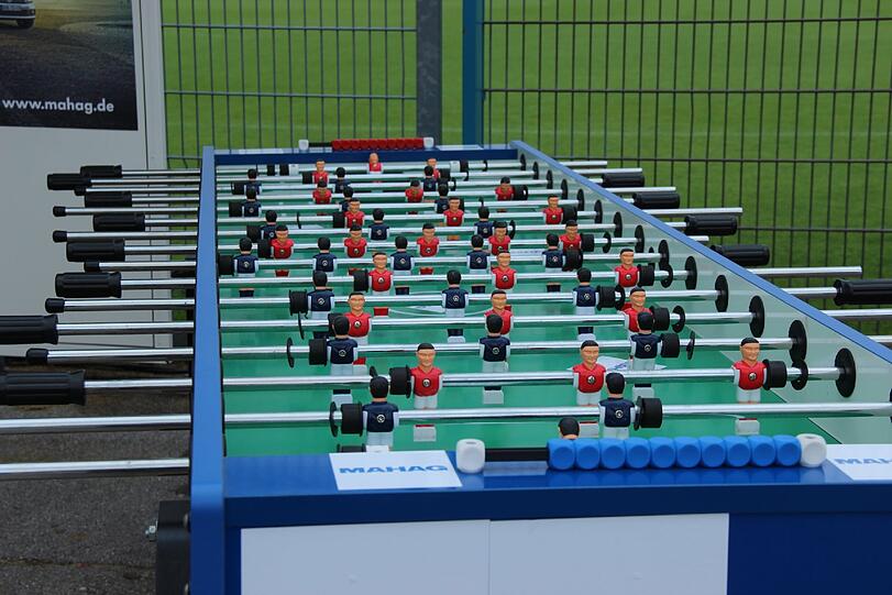 Dieser große Kickertisch bietet genug Platz für ein Match mit mehrere Löwen-Fans.