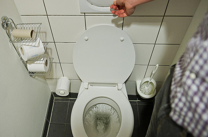 Vermieter sind machtlos: Mietern steht es frei, ob sie im Stehen oder im Sitzen pinkeln.