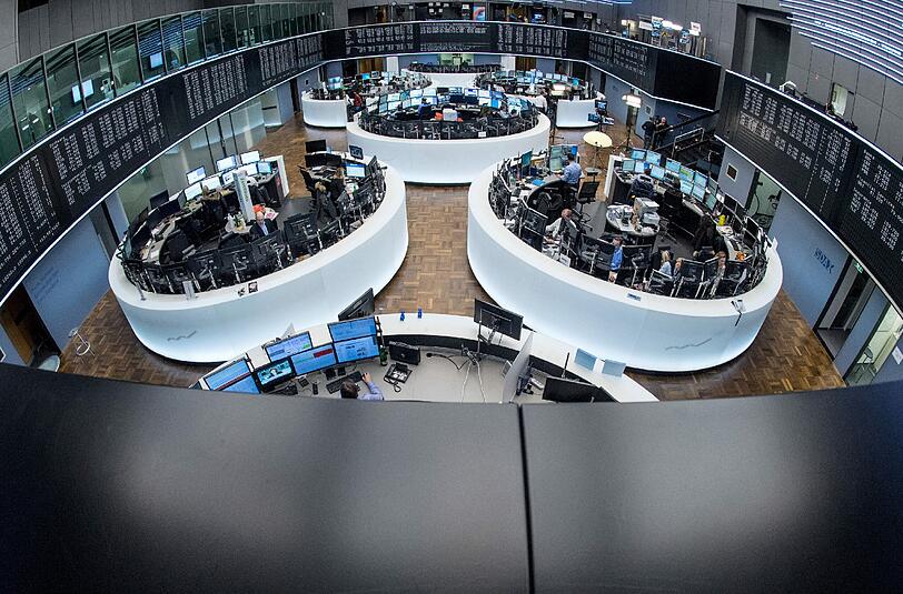 Aktienhändler auf dem Parkett der Deutschen Börse in Frankfurt am Main. Foto: Boris Roessler/Archiv