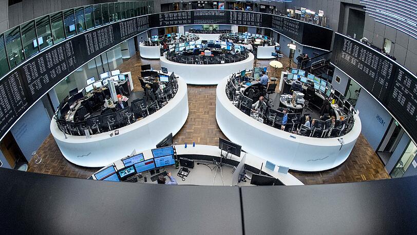 Aktienhändler auf dem Parkett der Deutschen Börse in Frankfurt am Main. Foto: Boris Roessler/Archiv Aktienhändler auf dem Parkett der Deutschen Börse in Frankfurt am Main. Foto: Boris Roessler/Archiv