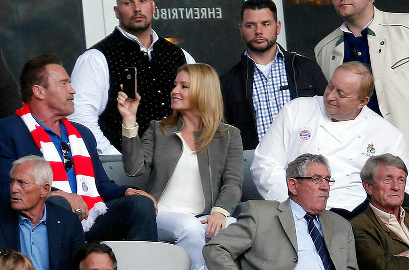 Arnold Schwarzenegger und Freundin Heather Milligan beim Spiel des FC Bayern gegen den FC Köln. Die Bilder.